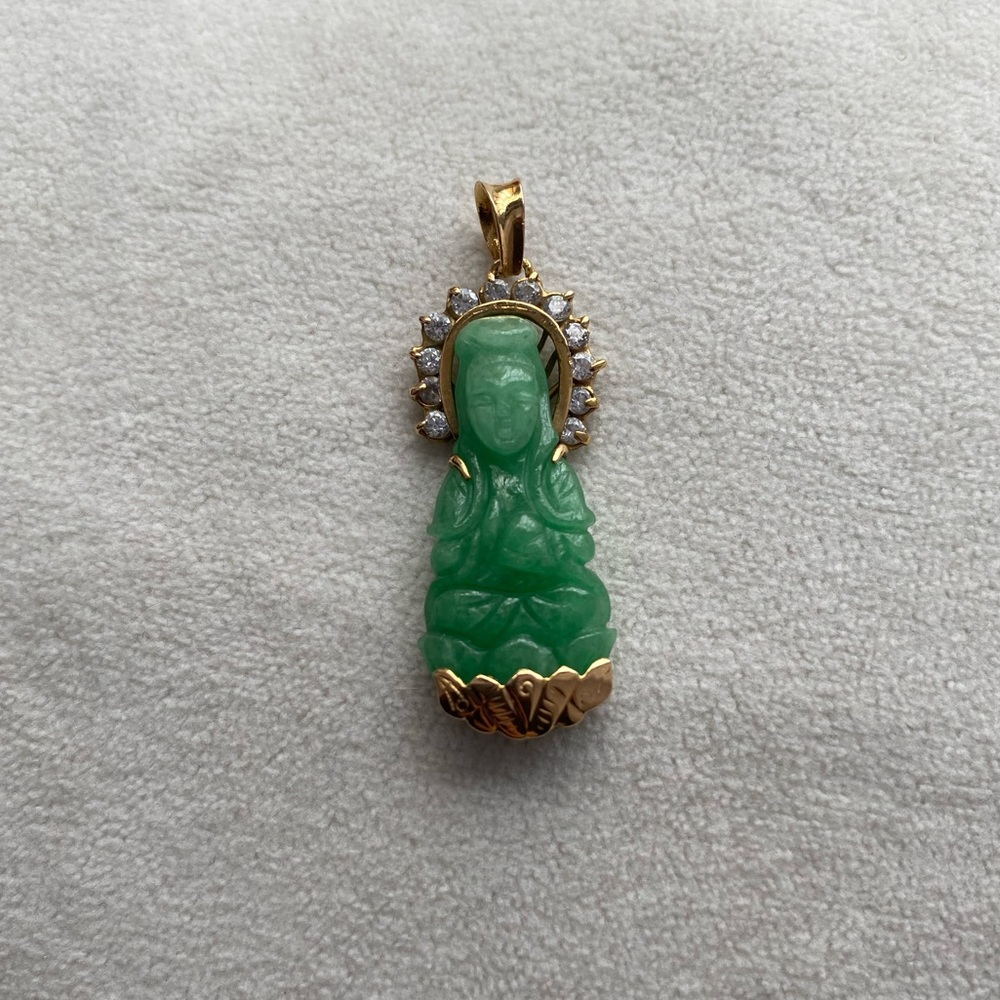 Pendant Vintage 18K Jade Buddha Guanyin Pendant Studded w. White Topaz Crown